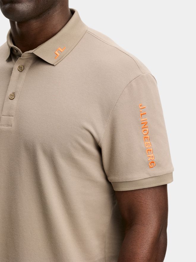 J.Lindeberg Polokošile Tour Tech Pique s polovičním rukávem béžová